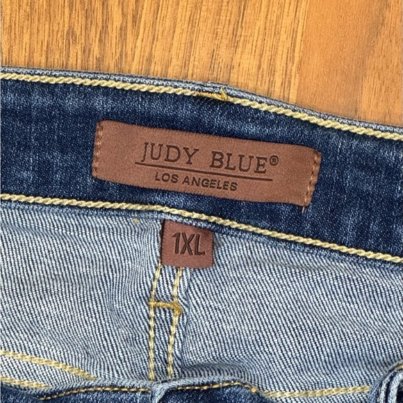 Judy Blue 1XL Distressed Jean Shorts – Raw Hem, Stretchy & Flattering! - Picture 3 of 6